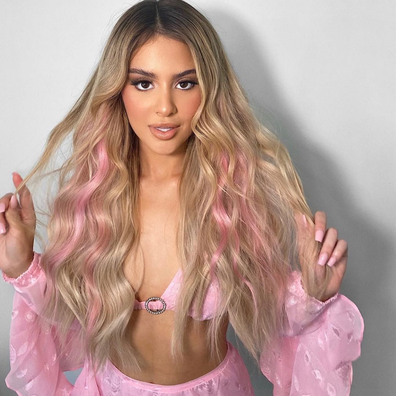 European and American wigs, women's front lace wigs, medium points, small lace highlights, long curly hair, chemical fiber headgear.